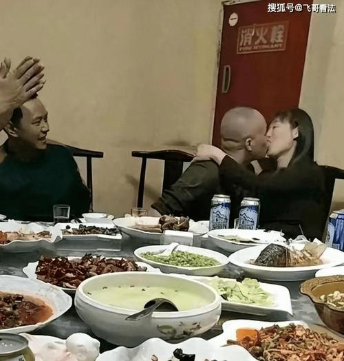 朋友聚会中过度亲近引发尴尬的场景