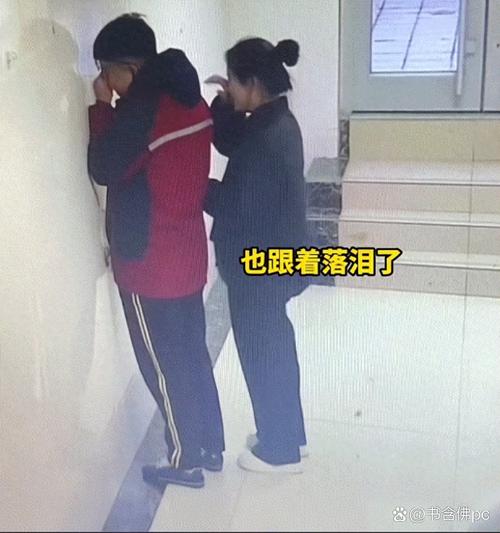 中学走廊转角老师蹲着给哭的学生递纸巾的实拍