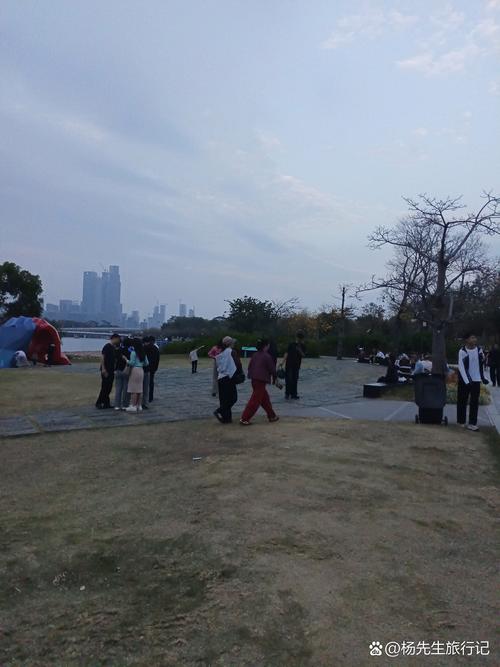 工厂职工周末陪孩子公园散步聊天场景