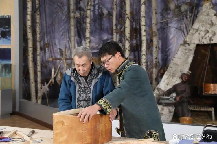 鄂伦春族艺人手工剥大兴安岭白桦树皮场景