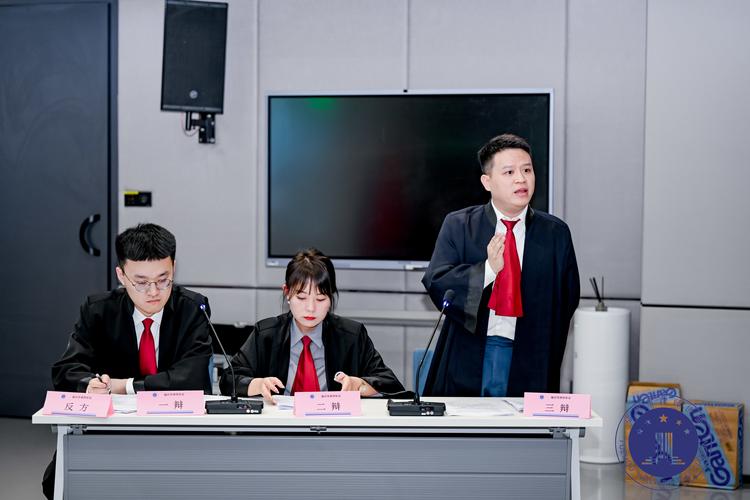 离婚法庭上律师正在辩论