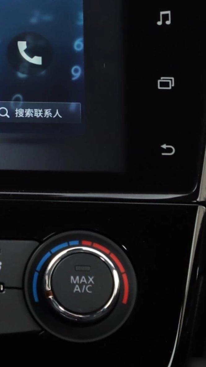 车主站在汽车引擎旁听空调A/C吸合声实拍