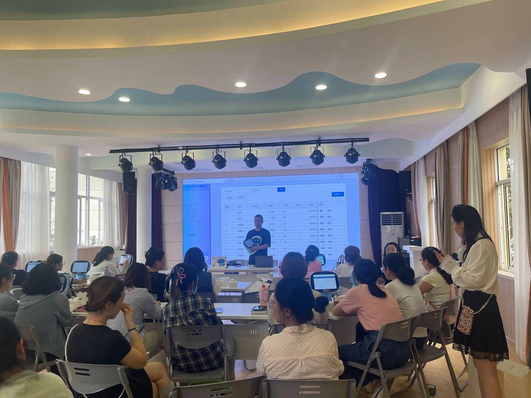 教师使用自适应学习系统生成班级学情报告场景