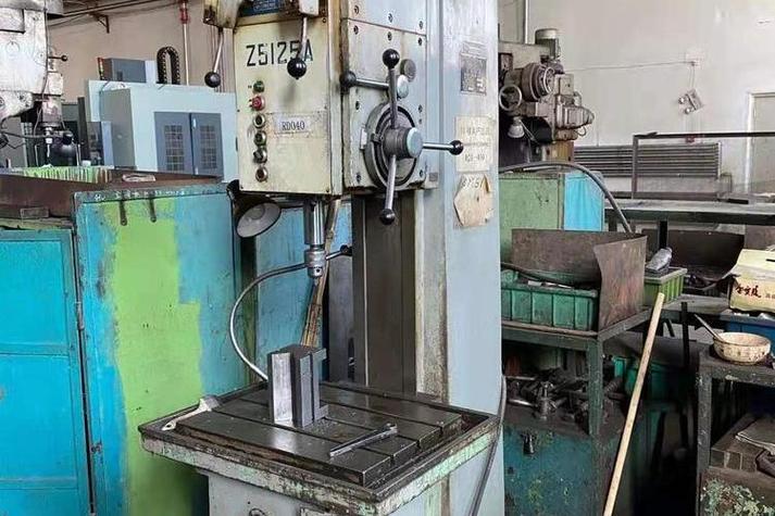 金工车间立式钻床加工实心钢件现场