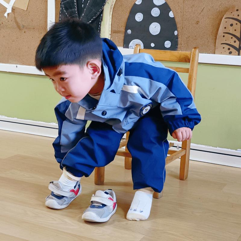 幼儿园小朋友自己穿鞋吃饭训练示意图