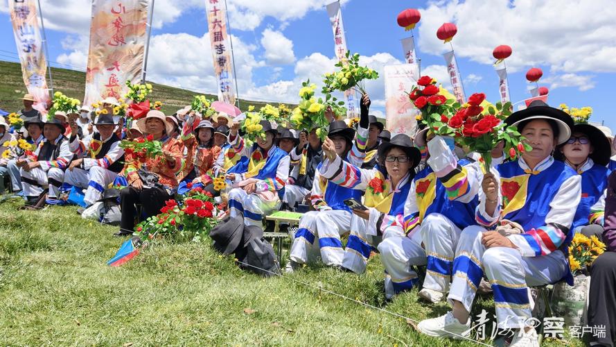 青海老爷山六月六花儿会现场人群