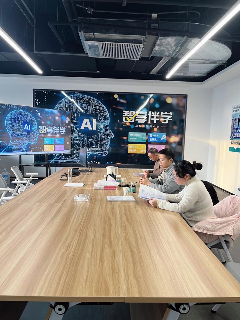 高校教室与科技企业办公环境的对比