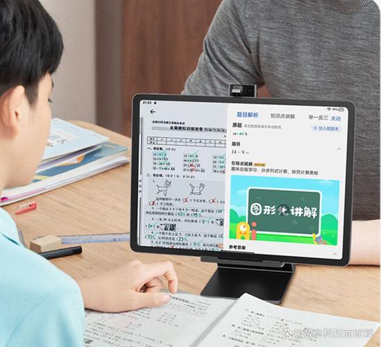 孩子使用护眼屏幕上网课，旁边摆放普通平板对比画面