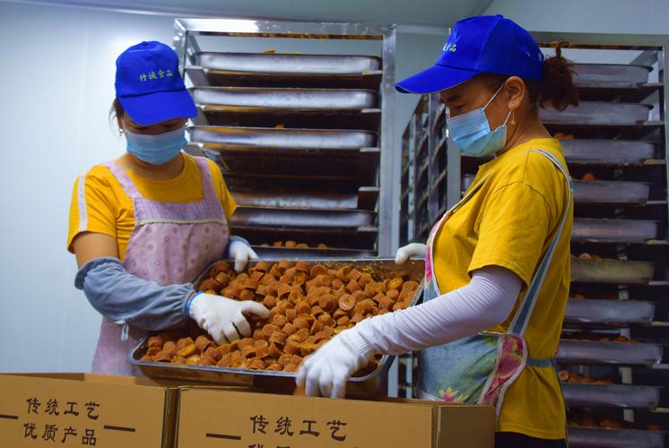 工业车间女技师在工具箱里藏橘子糖的特写