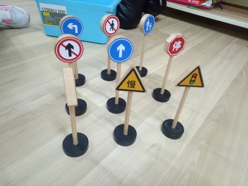 幼儿路边认路牌早期阅读日常场景