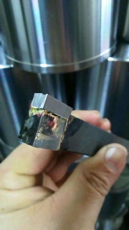 车刀断屑槽切削形成的C形切屑现场实拍