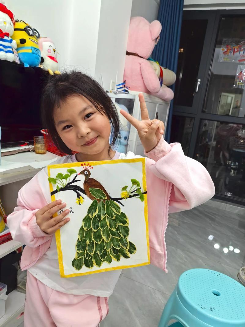 小学生开心地在户外用树叶拼贴画完成科学作业