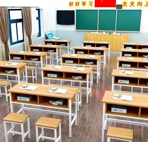 中小学教室学生课桌上分层摆放的不同作业