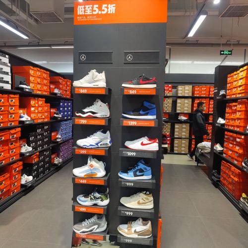 商场奥莱折扣区潮流品牌卫衣货架