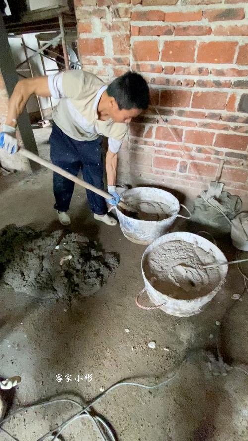 传统家装现场手工搅拌水泥场景