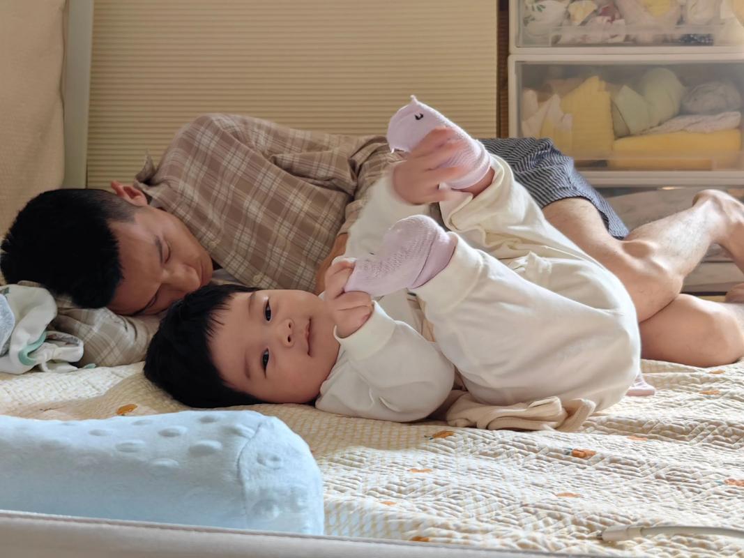 工厂父亲怀抱婴儿情感联结