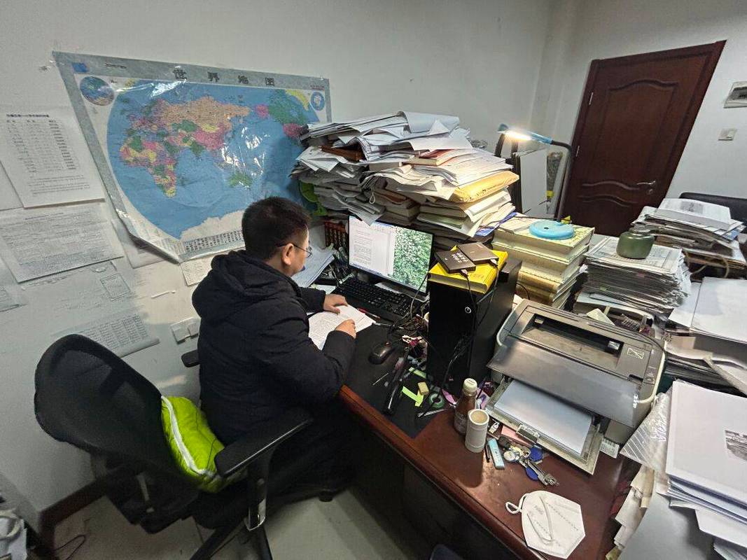 高校行政人员深夜加班办公场景