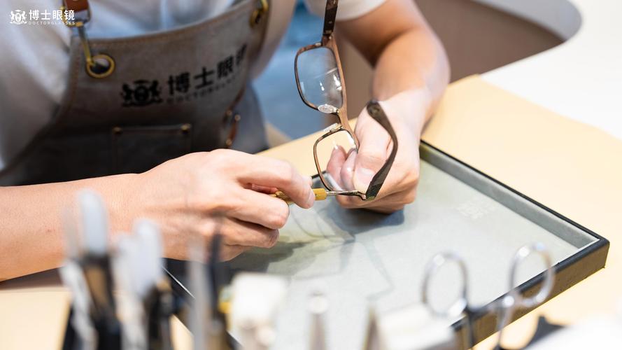 增强现实工业维修眼镜现场使用示意图