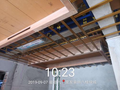 家装木龙骨防火涂料涂刷施工现场图