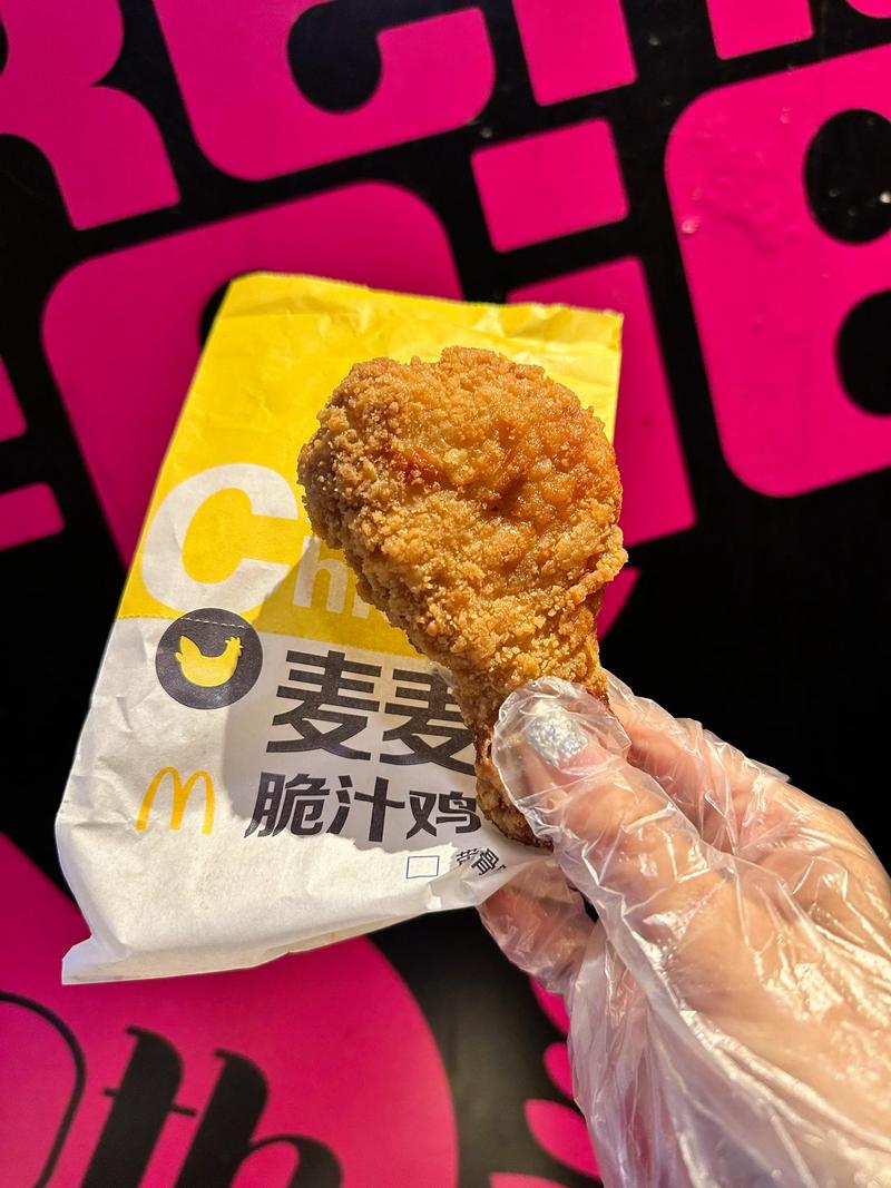 麦当劳麦麦脆汁鸡鸡皮撕开特写