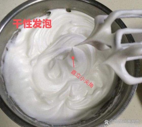 蛋白打发湿性与干性状态对比图
