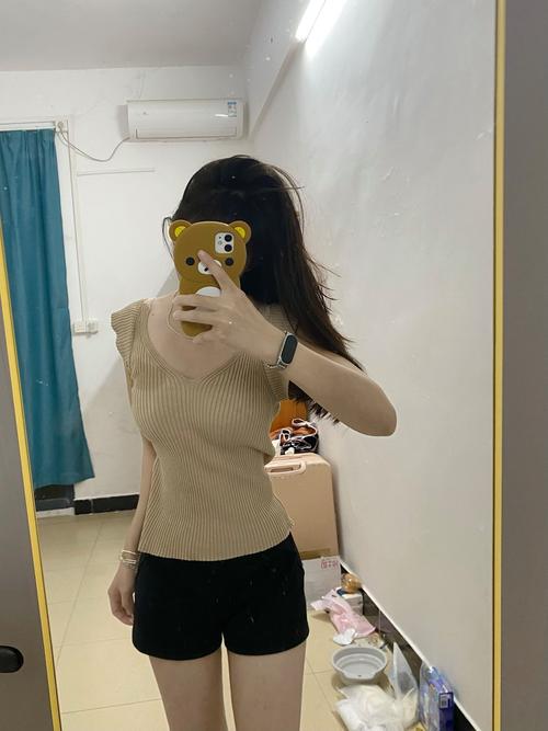 女生在家对镜试穿新衣服场景图