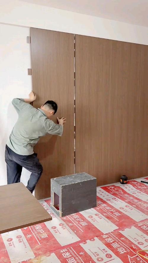 家装室内护墙板施工现场图