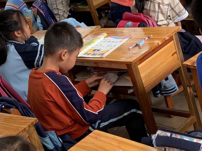 小学课堂上孩子指着窗外积水提问的实拍图