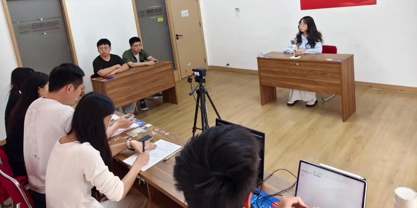 考研复试现场学生展示创新项目