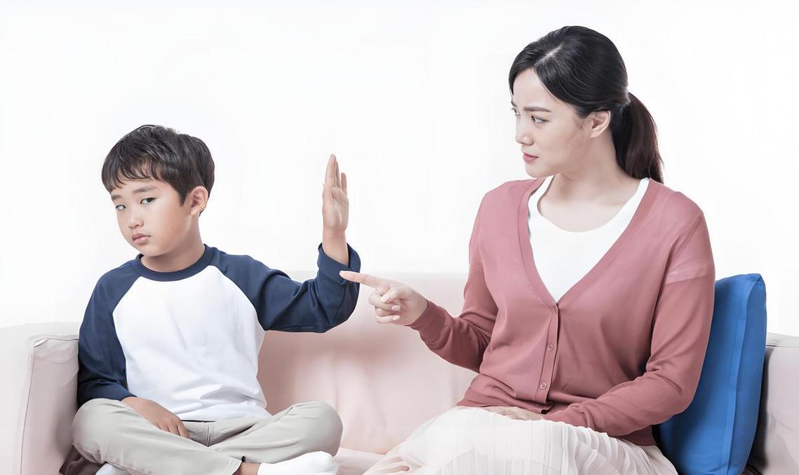 亲子沟通孩子顶嘴家庭场景图