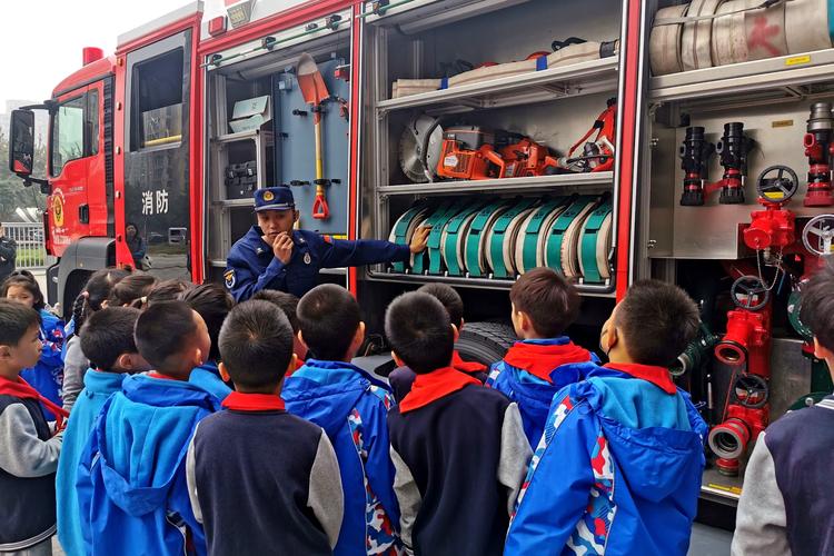 小学生职业体验消防员装备穿戴学习活动现场