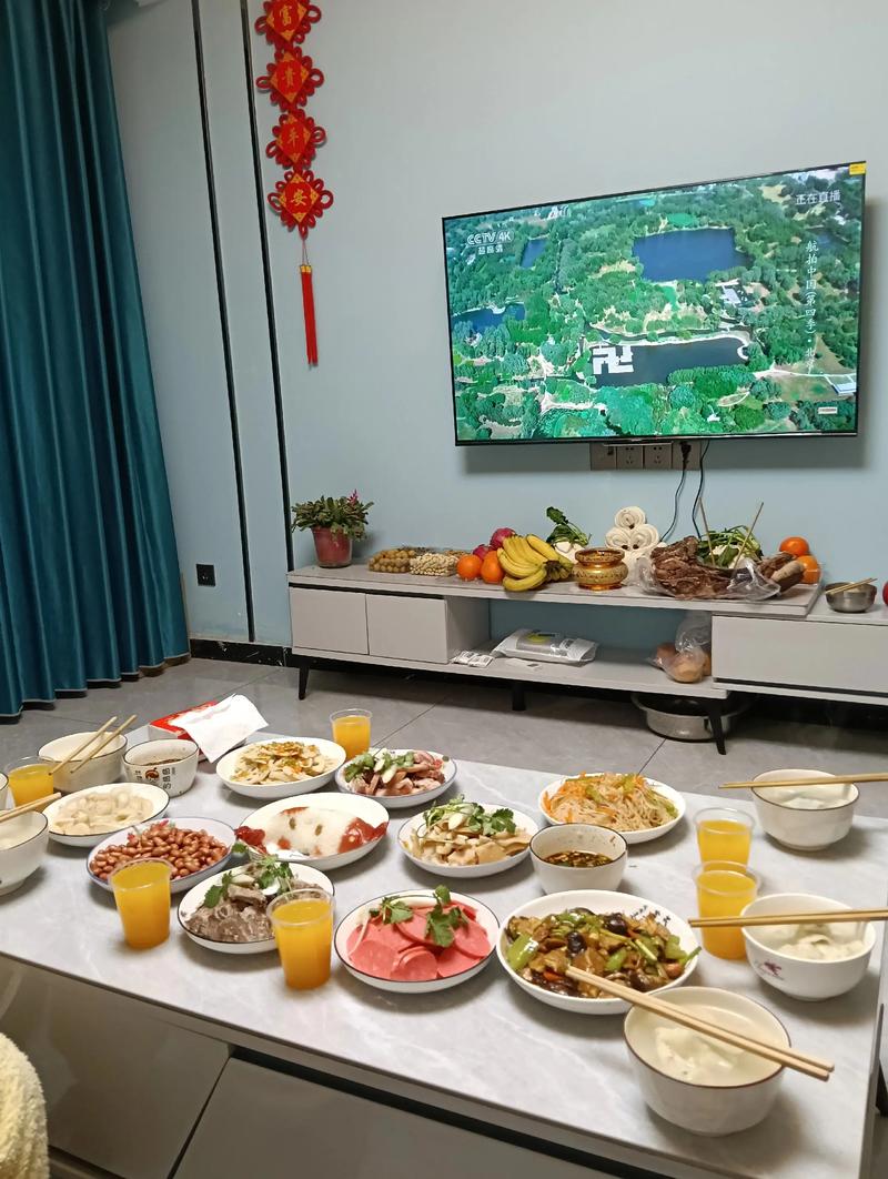 家庭客厅混乱但欢笑的晚餐场景