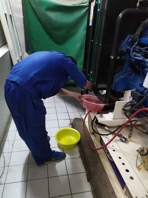 工业物联网车间现场油污传感器清洁维护实拍