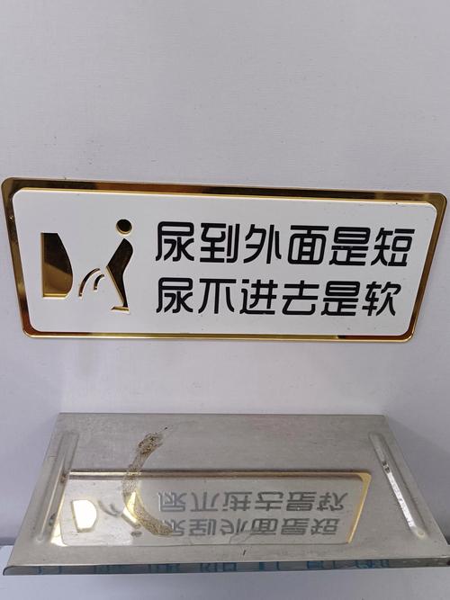 浴室墙上挂着防水便签写满创意关键词