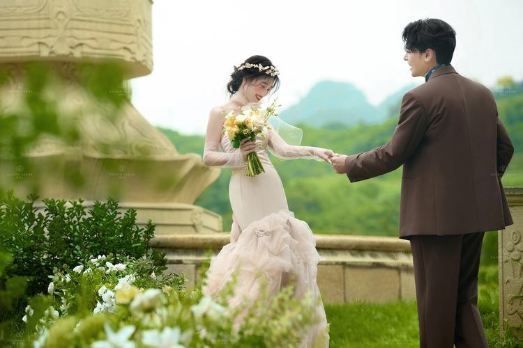 法式婚纱照户外抓拍趣逗瞬间