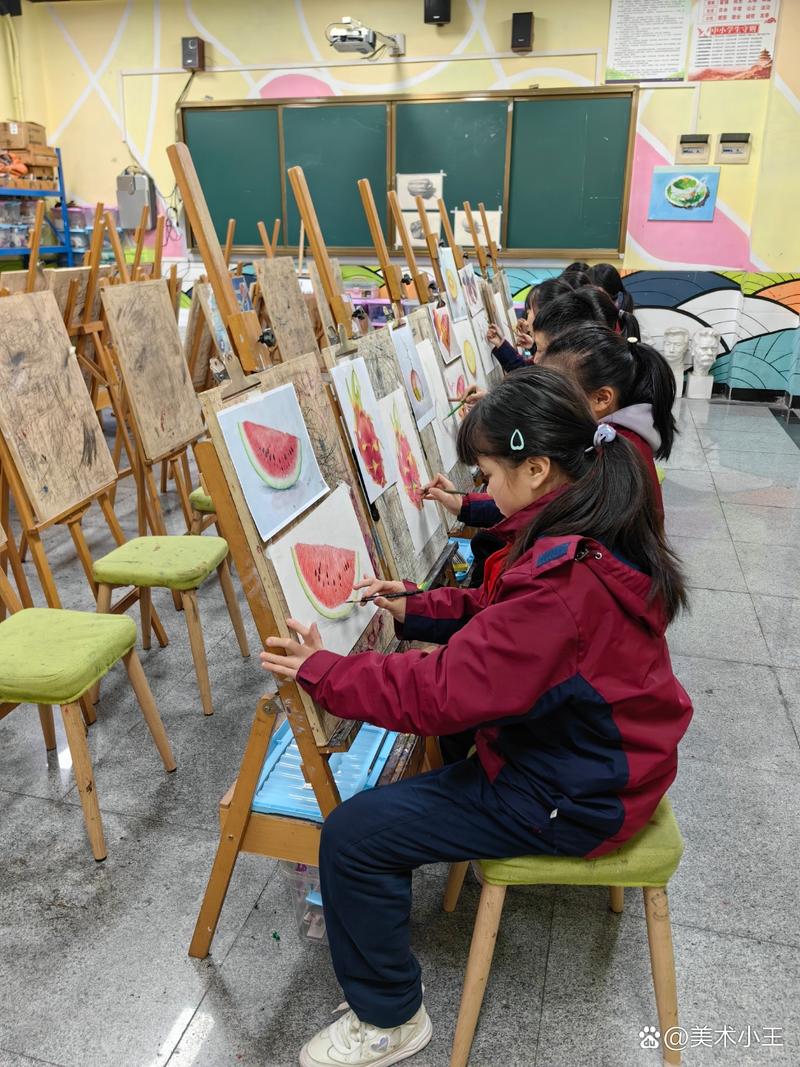 小学课堂后排学生举皱彩铅画的抓拍