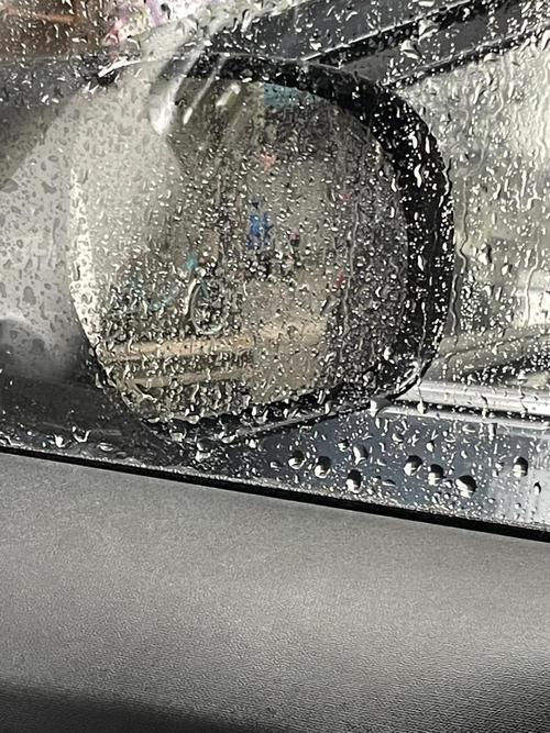 雨天驾驶车辆挡风玻璃雨刮刮完残留水痕的第一视角