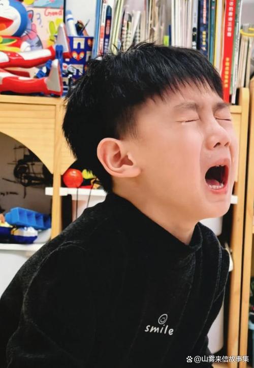 孩子哭泣时手里紧紧攥着彩色卡纸的特写