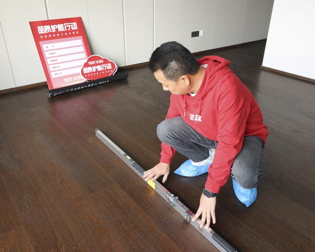 家装工地地板规格核对验收现场