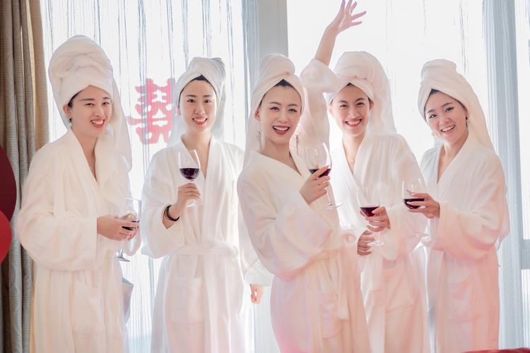 新娘和姐妹团穿晨袍准备化妆温馨场景