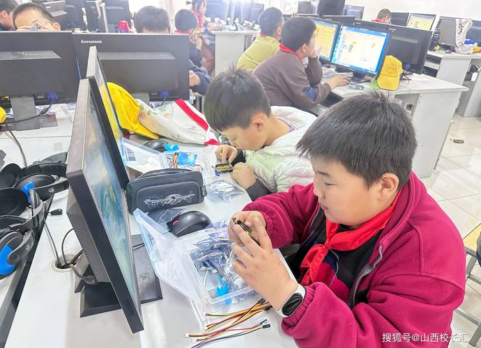 小学编程社团学生展示自制实用小工具