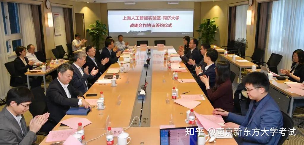 985高校学生正在实验室做人工智能项目