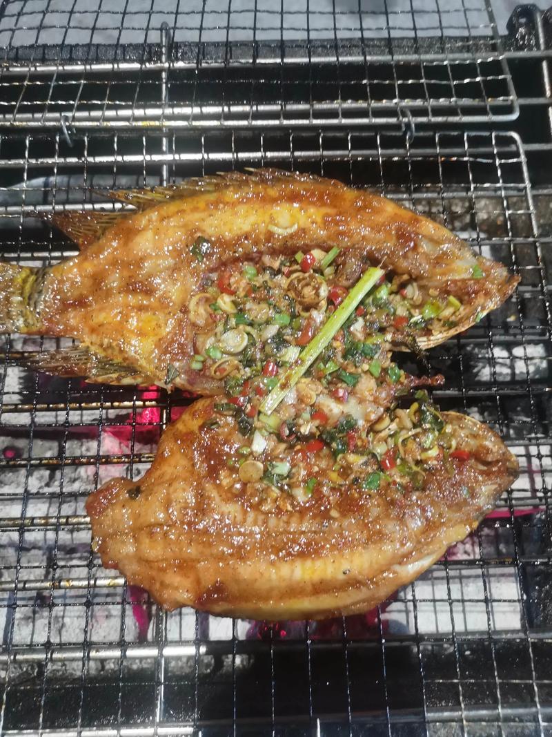 西双版纳烤罗非鱼夜市摊位