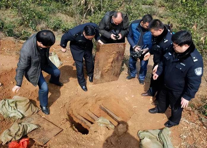 山地施工盗掘古墓葬被查获现场