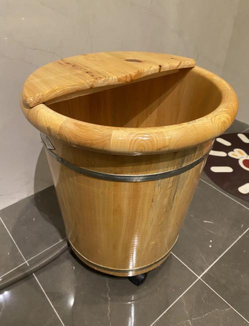 老小区出租屋过道木质泡脚桶