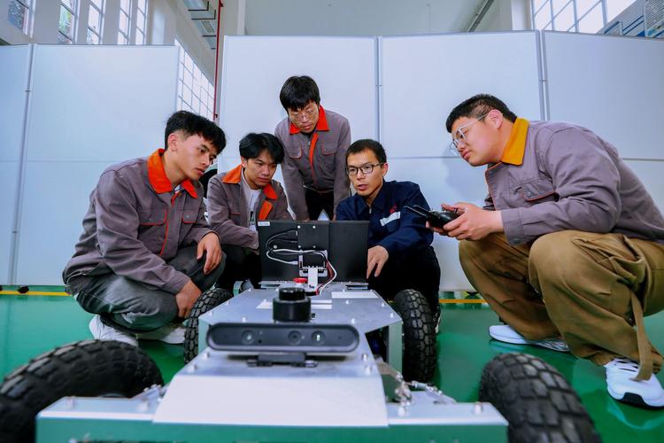 高校机械设计课学生调试智能转运车现场图