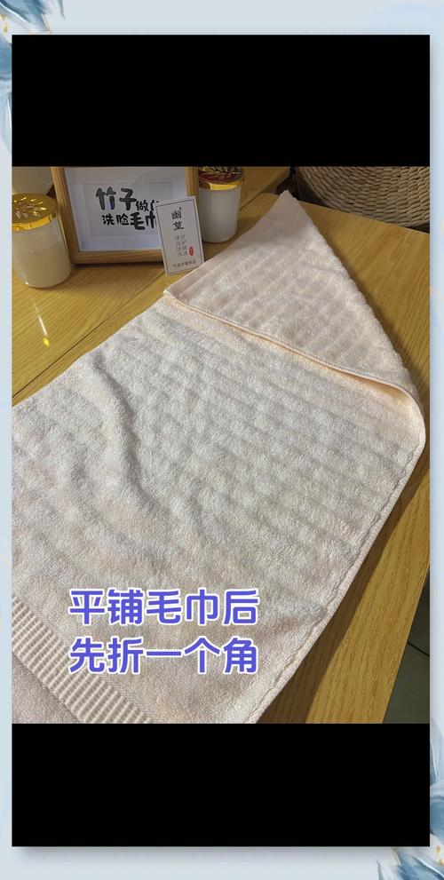 棉麻衣物卷毛巾按压吸水示意图