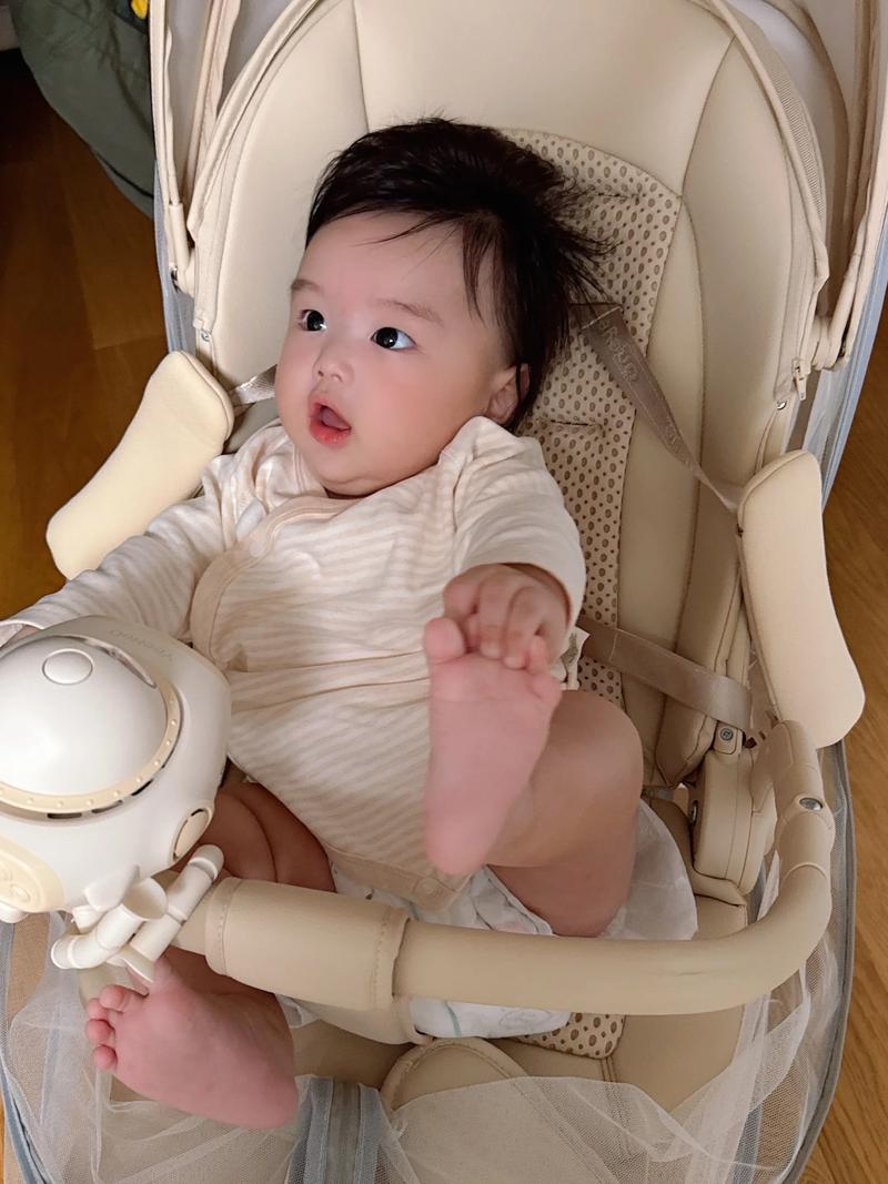 婴儿把脚塞进嘴里搞怪瞬间