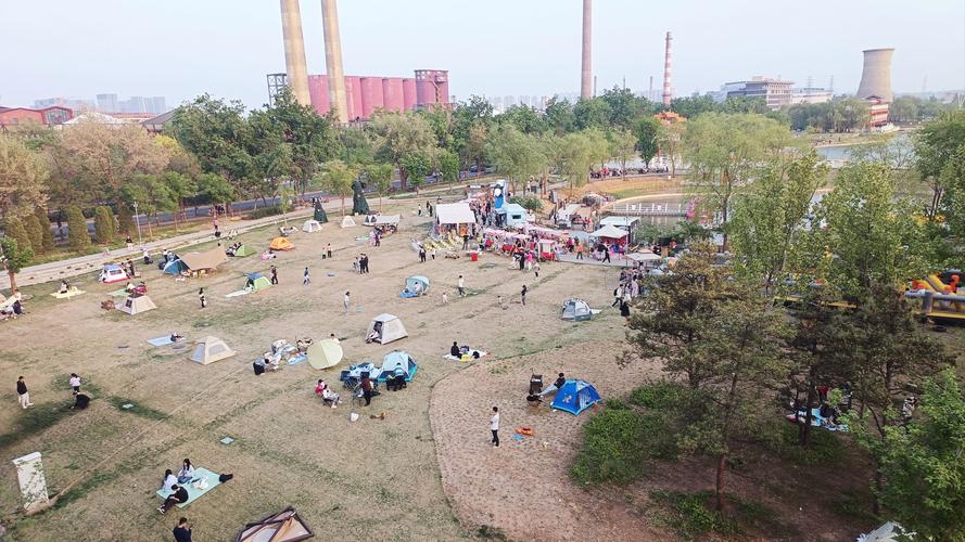 北京首钢园周末亲子遛娃草坪野餐场景