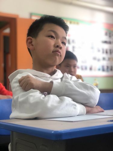 小学课堂上男生挠头害羞站在讲台边